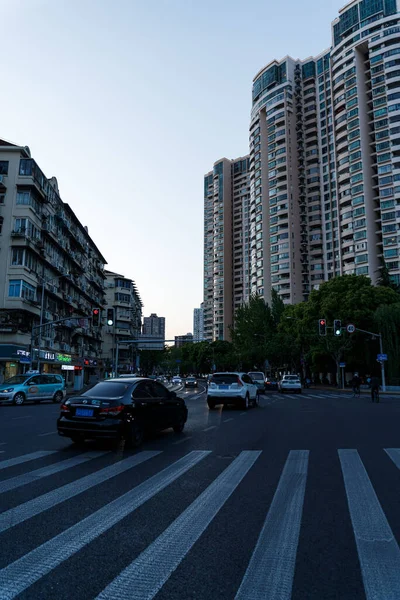 Een Verticaal Schot Van Voertuigen Straten Van Shanghai China Tijdens — Stockfoto