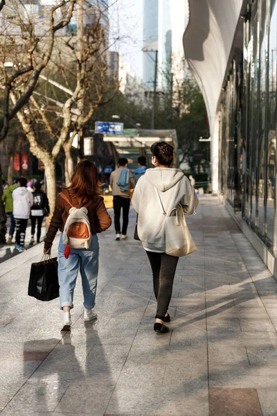 Вертикальний Постріл Людей Шанхаї Які Ходять Вулиці — стокове фото