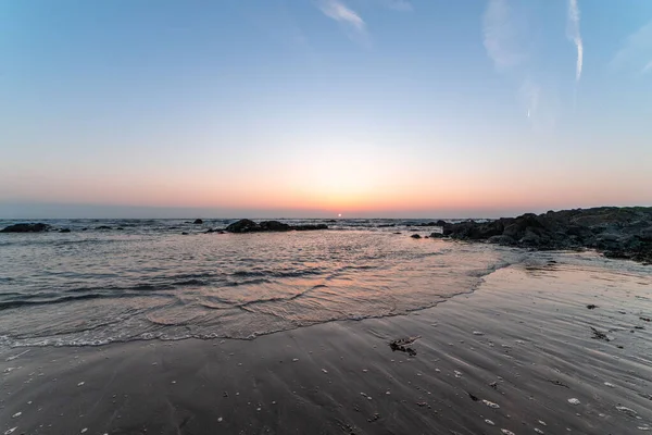 Güzel Bir Deniz Manzarası Sakin Deniz Dalgaları Kumlu Sahil Manzaralı — Stok fotoğraf