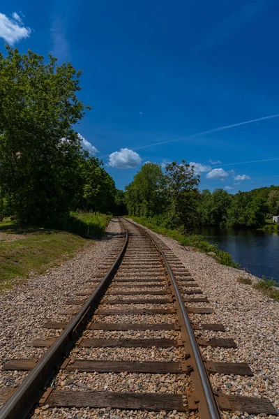 Eine Vertikale Aufnahme Einer Eisenbahn Die Einem Sonnigen Tag Durch — Stockfoto