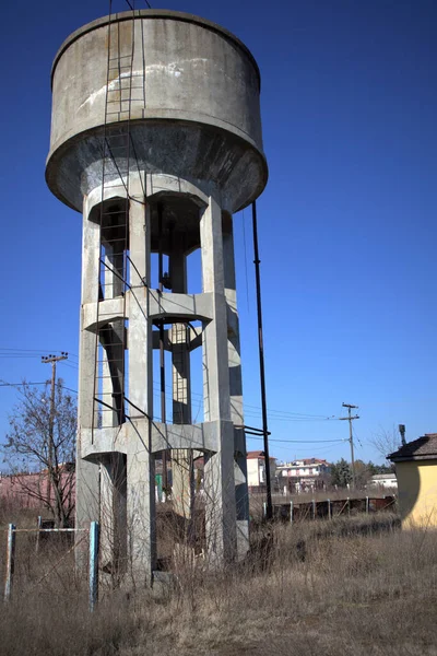 Vecchia Torre Acqua Cemento Nella Stazione Abbandonata — Foto Stock