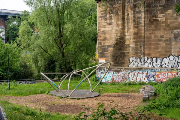 英国泰恩市纽卡斯尔一座桥下的山谷中 奥塞本管弦乐队藏匿在一座桥下 — 图库照片