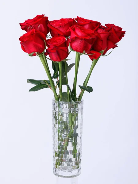 Colpo Verticale Belle Rose Rosse Vaso Isolato Sfondo Bianco — Foto Stock