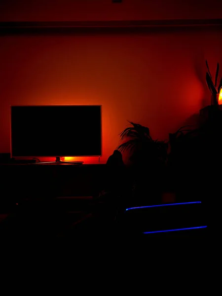 Karanlık Bir Odada Koyu Renk Bir Ekranın Arkasında Kırmızı Işığın — Stok fotoğraf