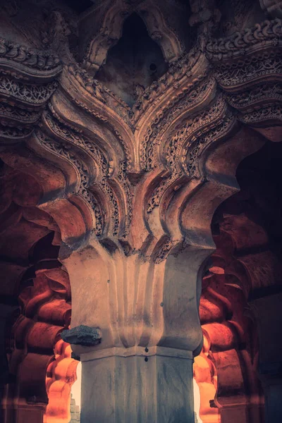 古代の蓮の寺ハンピの柱のアーキテクチャを最大Cl — ストック写真