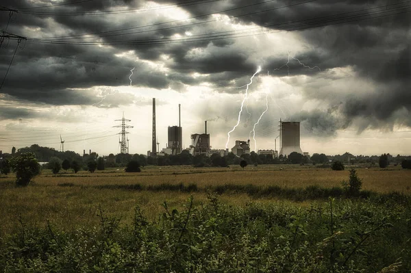 Een Stormachtige Lucht Met Grijze Wolken Boven Stad Van Een — Stockfoto