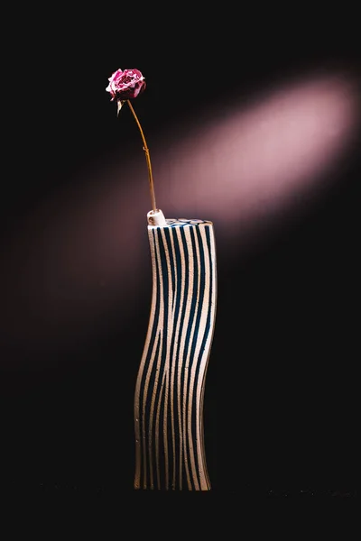 ピンク色のバラの抽象的な波型の花瓶の垂直ショット — ストック写真