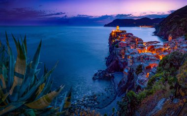 Gün batımındaki Vernazza 'nın güzel manzarası. Cinque Terre, Liguria, İtalya.
