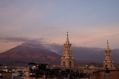 Peru 'daki Arequipa Katedrali' nden Volcano Misti. Bulutlu gün batımında Dağın tepesinde