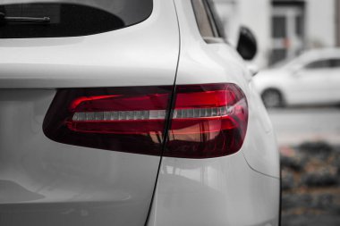 Beyaz lüks bir arabanın arka koltuğunun seçici odak noktası.