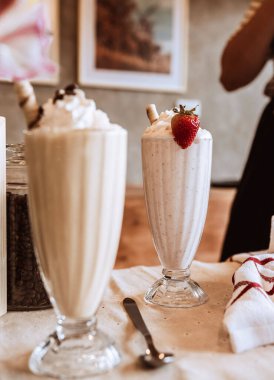 Masadaki milkshake 'lerin dikey yakın çekimi.