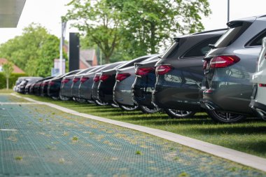 Park yerindeki lüks arabaların arka koltukları.