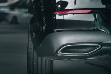 Siyah, lüks bir arabanın arkası.