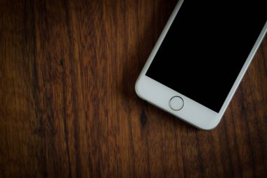 Engellenmiş bir akıllı telefonun yakın çekim görüntüsü ahşap bir yüzey üzerinde maket şablonu olarak