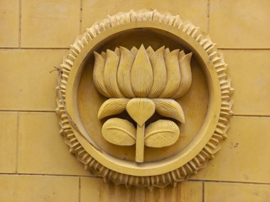 Duvarda Hindu tanrısı nilüfer çiçeği heykelinin yakın çekimi.