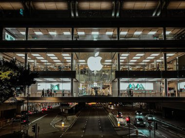 Hong Kong 'daki Apple mağazasının gece manzarası.