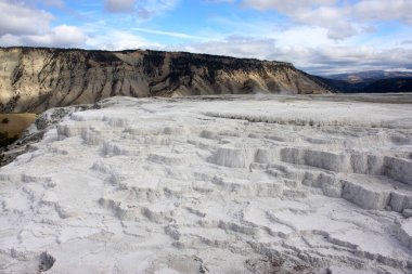 Bulutlu bir günde buzul ve dağ manzarası.