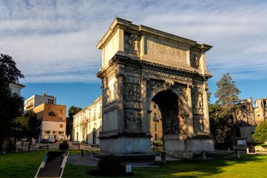 Benevento, Güney İtalya 'daki ünlü Trajan' s Arch 'ın açık hava görüntüsü.
