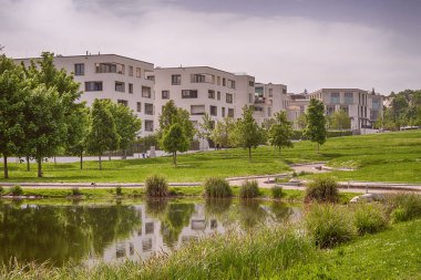 Stuttgart, Almanya, Mayıs 08.2022: Killesberg Burası Killesberg 'deki modern apartman binaları..