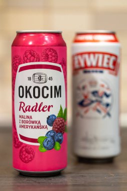 Polonyalı Okocim markası Radler birasının dikey görüntüsü.