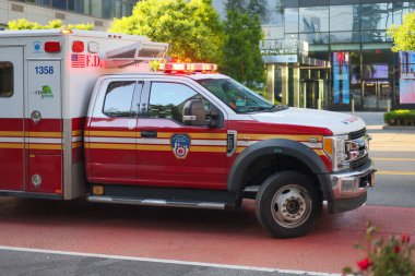 42. Cadde 'deki FDNY Ambulansı. New York.