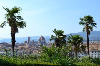 İtalya, Floransa 'da deniz kenarındaki modern binaların alçak açılı görüntüsü