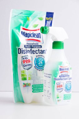 Magiclean çok amaçlı dezenfektan paketi ve beyaz arka planda izole edilmiş sprey.