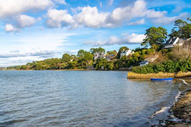 Brittany, Morbihan körfezindeki Ile aux Moines adası, tipik liman ve köydeki eski evler.
