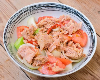 Ton balıklı domates salatası, Yunan salatası, Akdeniz diyeti. Domates, ton balığı, salatalık, kırmızı biber, soğan ve saf zeytinyağı..