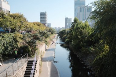 Güney Kore, Seul 'de güzel bir şehir manzarasının düşük açılı bir görüntüsü.