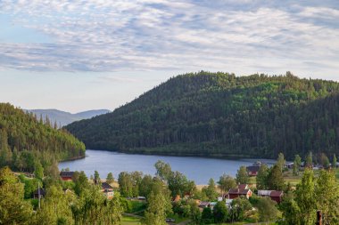 İsveç 'te tepeler arasında güzel bir göl manzarası