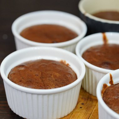 Yakın plan bir porsiyon çikolatalı creme brulee. Tahta tepside.