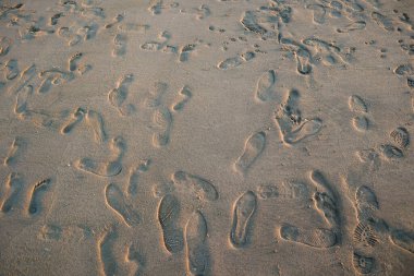 Kumdaki ayak izlerinin görüntüsü