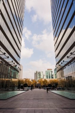 Şangay, Çin 'deki modern cam binaların alçak açılı bir görüntüsü.