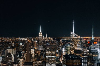 New York şehrinin ve sokaklarının gece kuşbakışı görüntüsü.