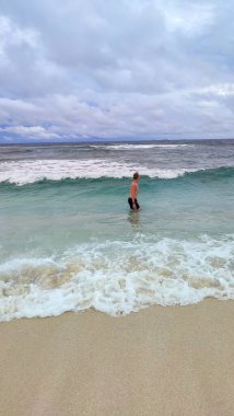 Filipinler 'de mavi bulutlu gökyüzünün altında eğlenen bir erkeğin görüntüsü.