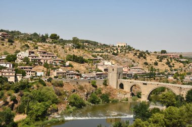 İspanya 'da Tagus nehri üzerindeki köprünün güzel bir görüntüsü..