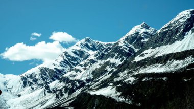 Kış boyunca güzel dağların havadan görünüşü