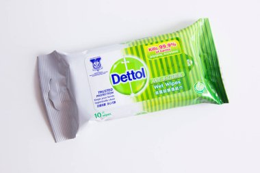 Dettol dezenfektan ıslak mendiller beyaz arkaplanda izole edildi