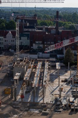 Gündüz inşaat alanının dikey görüntüsü..