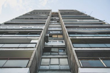 Kentsel alanda bir apartman.