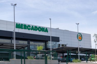 Ronda, Malaga, İspanya, 30 Mayıs 2022 Süpermarket Mercadona 'nın dışında