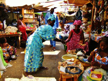 Banjul, Gambiya 'daki egzotik markette bir grup insan.