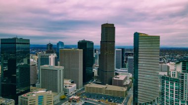 Denver 'ın yüksek gökdelenlerinin bulutlu bir gökyüzünün altında insansız hava aracı görüntüsü.