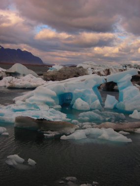 Jokulsarlon, İzlanda 'daki Buzul gölünün dikey görüntüsü