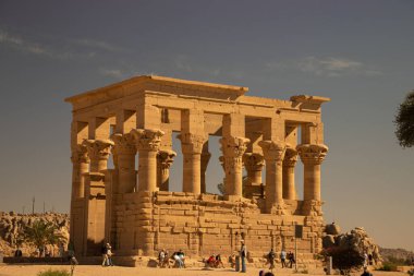 Mısır 'ın Agilkia Adası' nda turistlerle çevrili Trajan 'ın kulübesinin güzel bir fotoğrafı.
