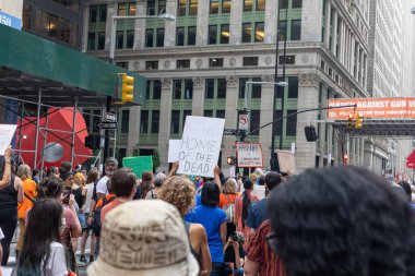 Silahları protesto eden büyük bir kalabalık. Brooklyn 'deki Cadman Plaza' dan Brooklyn Köprüsü üzerinden New York 'a yürüyorum. Hayatımızın üzerinden yürü Protesto et.