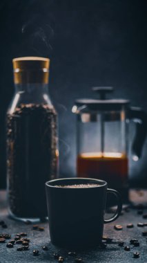 Koyu arkaplanda kahve makinesinin dikey görüntüsü.