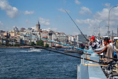 İstanbul 'daki Galata Köprüsü' nde balık tutan insanların yakın çekimi