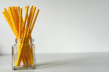 Sarı kağıt pipetleri kopyalama alanı olan beyaz arkaplanda izole edilmiş